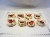 J7- Šu (Choux) s vanilkovým krémem a jahodami 50Kč